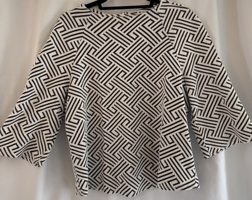 W5 Medium Black & White Geometric Structured Print 3/4 Sleeves Boxy Knit Top